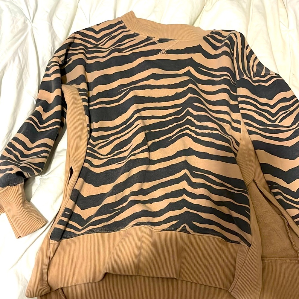 Barley worn it’s very cute I just never wear it